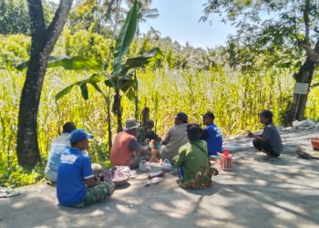 Warga Sumberwates Patungan Buat Jalan ,Pemangku Desa Terkesan Cuek