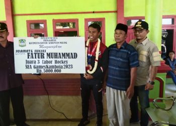 Kepala Desa Pringgodani Berikan Bonus Kepada Putra Daerah Pahlawan Indonesia SEA GAMES 2023 Kamboja
