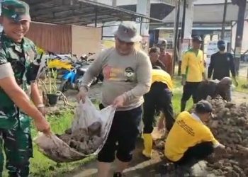 Jajaran Polsek Seputih Mataram Bersama TNI Dan Warga Bahu Membahu Gotong Royong Perbaiki Jalan Merapi Yang Rusak