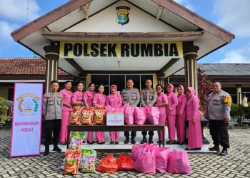Peduli Sesama Jajaran Polsek Rumbia Serta Ibu Bayangkari Berikan Bantuan Sembako Toor Do Door Kepada Warga Kurang Mampu