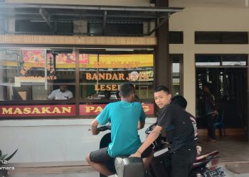 Jum’at Berkah, Rumah Makan Zakky Group Bandar Jaya Bagi Nasi Ke Warga