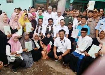 Bey Machmudin Dampingi Menteri ATR Bagikan Sertifikat Tanah “Door to Door” di Tasikmalaya