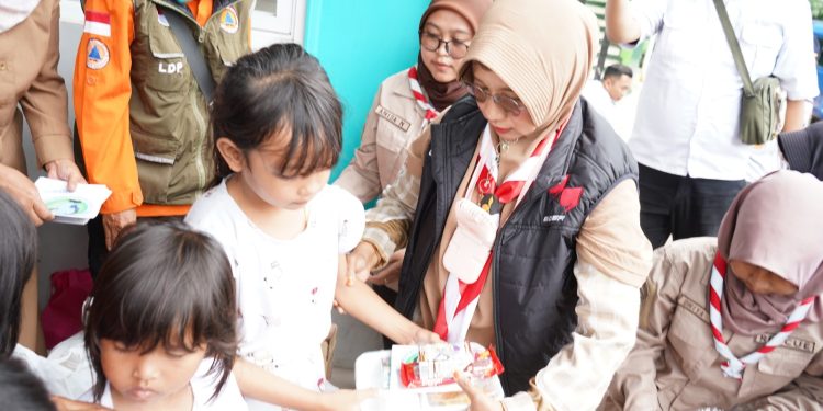 Pasca-bencana Banjir, Emma Dety Laksanakan Trauma Healing Kepada Anak-anak di Dayeuhkolot Kab Bandung