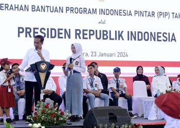 Serahkan Bantuan Program Indonesia Pintar, Presiden: Semua Harus Sekolah