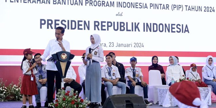 Serahkan Bantuan Program Indonesia Pintar, Presiden: Semua Harus Sekolah