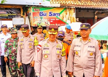 Anggota TNI-Polri dan Relawan Senkom Kompak Bersih-bersih Pasar Mojogedang
