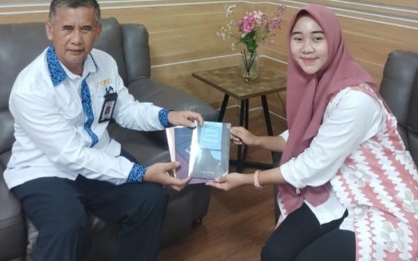 Mahasiswi Ini Bikin Bangga Rektor Unsika, Baru Semester 3 Sudah Terbitkan 3 Buku