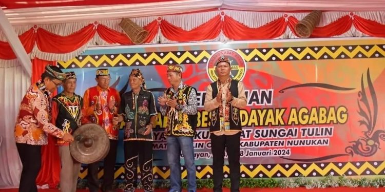 Wabup H. Hanafiah, Meresmikan Balai Adat Besar Dayak Agabag Sungai Tulin di Desa Kalunsayan