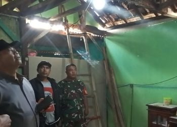Gubuk Kakek Usia 100 Tahun Di Cihampelas Ambruk, Deni Juanda Respon Cepat Terjun Ke Lokasi