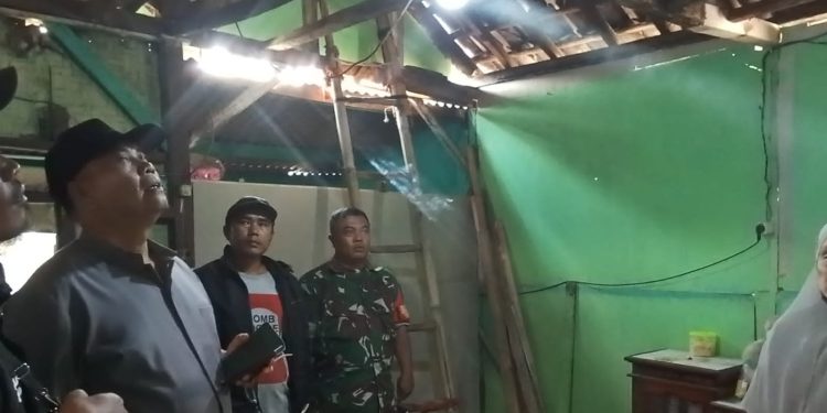 Gubuk Kakek Usia 100 Tahun Di Cihampelas Ambruk, Deni Juanda Respon Cepat Terjun Ke Lokasi