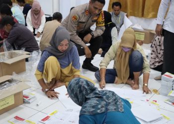 Kapolres  Pantau Pelipatan Surat Suara Di Gudang Logistik KPU Bantaeng