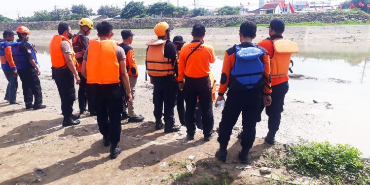 3 Hari Basarnas Bersama Senkom Rescue dan Sejumlah Relawan Berjibaku Melakukan Pencarian Bocah 8 tahun Hanyut