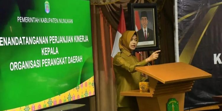 Bupati Laura, Hadiri Acara Penandatanganan Perjanjian Kinerja Kepala OPD