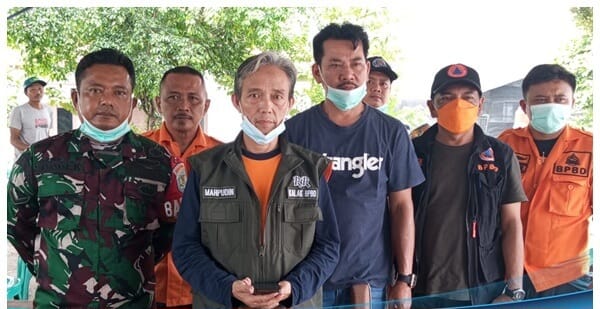 Kepala BPBD Karawang Meninjau Ke Lokasi Warga Korban Keracunan Gas Pino Deli II Karawang