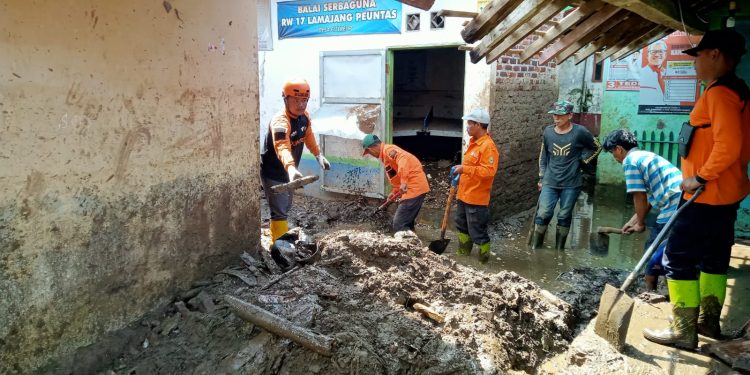 Tim Gabungan Kerja Bakti Bersihkan Endapan Lumpur dan Sampah di Lokasi Pasca-banjir
