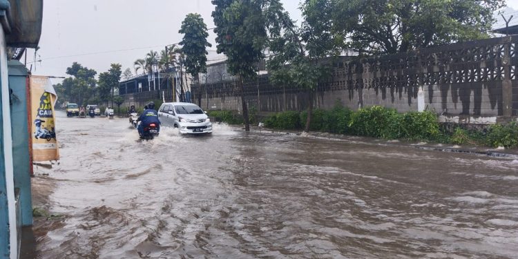 Banjir Melanda Depan DPD Golkar Bandung Barat, Pengguna Jalan Terkendala