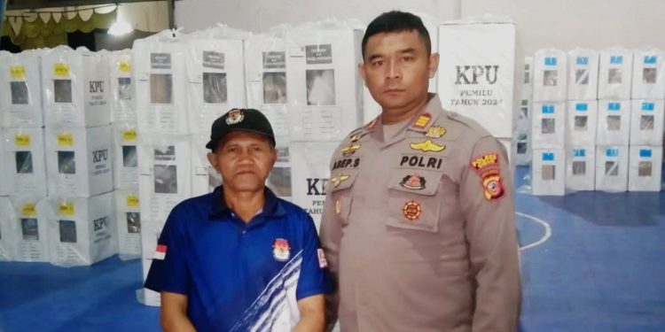 Kapolsek Cililin Memimpin Pengamanan Logistik Pemilu: Komitmen Kondusifitas Wilayah pada 14 Februari 2024