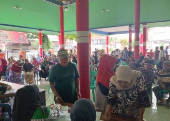 Serah terima alat masak listrik untuk warga di Desa Banjarejo.