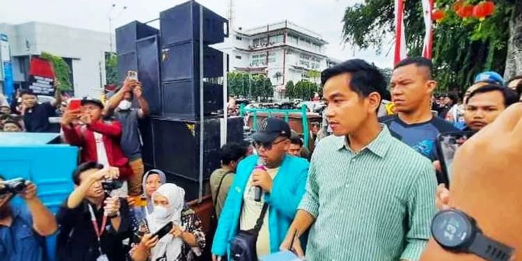 Serah terima alat masak listrik untuk warga di Desa Banjarejo.