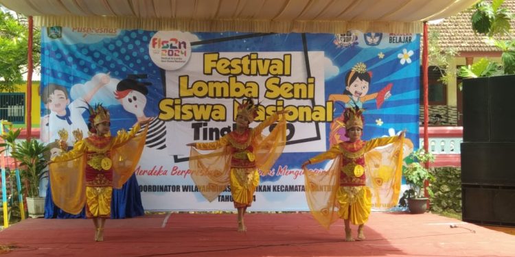 Lomba pentas seni tingkat Sekolah Dasar di Bantur
