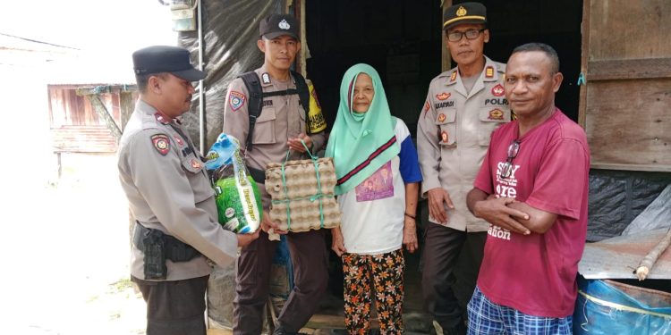 Kapolsek Nunukan Berikan Paket Sembako Kepada Warga Kurang Mampu