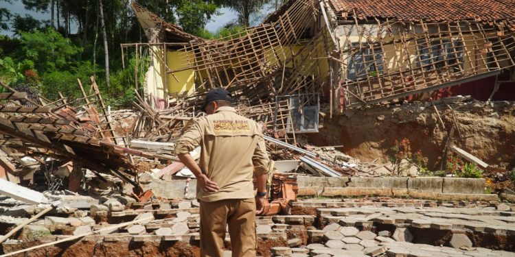 Arsan Latif Beraksi: Solusi Tangguh untuk Warga Terdampak Bencana di Kampung Cigombong Cibedug