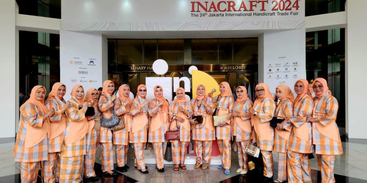 Salah Satu Andalan Kerajinan “TAU MANGKASARA” Saat Dekranasda Gowa Pamerkan Sarung Sutera Cura’ Labba di Inacraft 2024