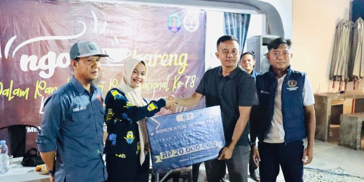 Bupati Laura Berikan Bonus Kepada Atlet Siwo PWI Nunukan Berprestasi