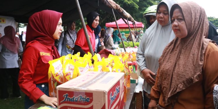 Antusias Masyarakat, Padati Gerakan Pangan Murah di Pantai Seruni Bantaeng