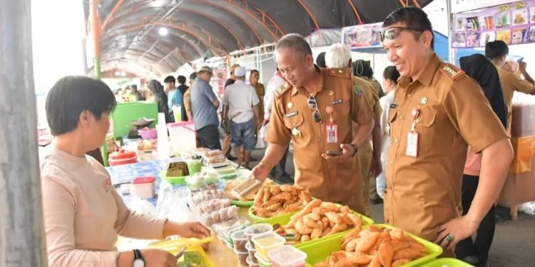 Berburu Takjil di Bazar Ramadhan Bersama Kepala OPD, Bupati Nunukan : Bentuk dukungan Kita Kepada UMKM