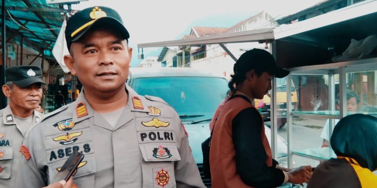 Belai Kasih Kapolsek Cililin Kepada Nenek Berusia 82 Tahun Ema UU Pedagang Kolek Keliling