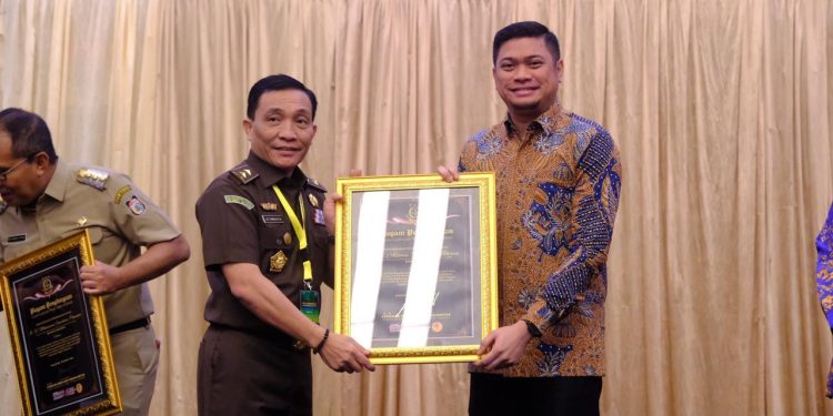 Sangat Berkonstribusi Terhadap Peningkatan Sarana Kejaksaan, Bupati Gowa Raih Penghargaan Role Model Kepala Daerah dari Kajati Sulsel