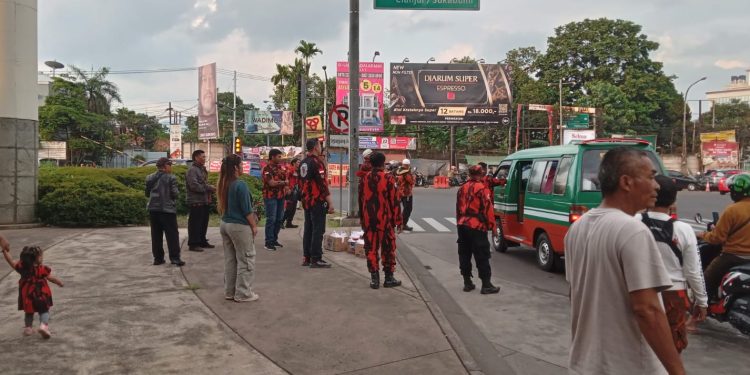 Koti Mahatidana MPC PP KBB Bagi-bagi Takjil, Sebarkan Semangat Ramadhan