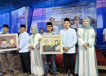 PWI Lampung Utara Berikan Cinderamata Kepada Budi Utomo dan Ardian Saputra