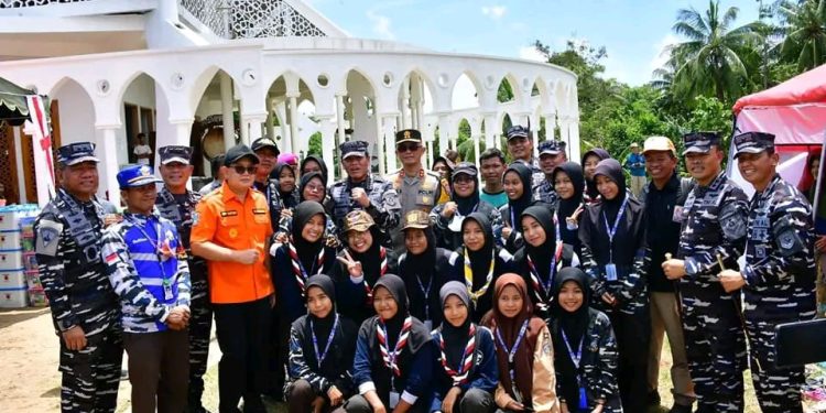 TNI AL Salurkan Bantuan Kemanusiaan Bagi Korban Gempa di Jawa Timur