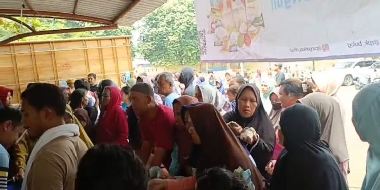Perum Bulog Siaga Aksi Amankan Harga Pangan Bekerja Sama Dengan Pemkab Bekasi Di Halaman Kantor Kecamatan Kedungwaringin