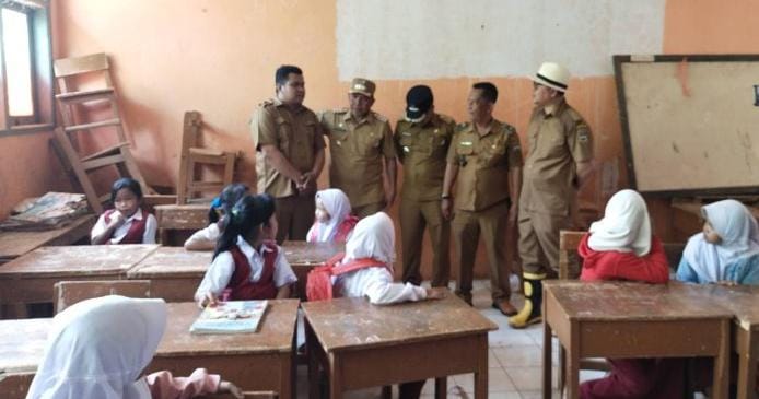 Warga Pecinta Pendidikan Kampung Cijuhung Bersemangat untuk Meningkatkan Fasilitas Sekolah di Daerah Terisolir