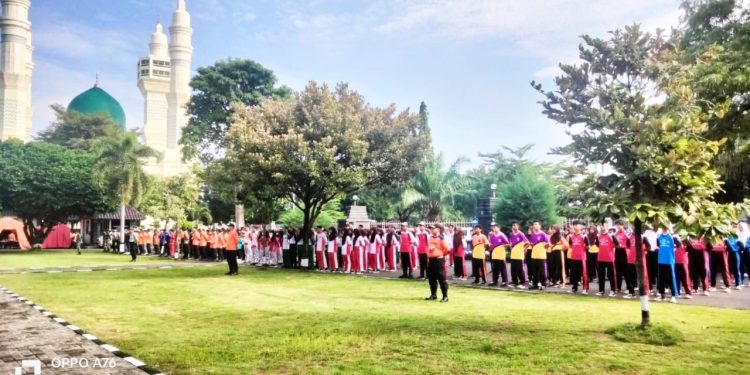 PJ Bupati Karanganyar Menggelar Upacara Hari Kesiapsiagaan Bencana di Lanjutkan Menyerahkan Dana Hibah