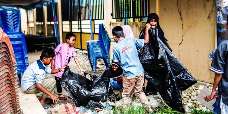 Pengurus Masjid Al-Manshurin Beraksi: Peringati Hari Bumi Sedunia dengan Aksi Kebersihan Lingkungan