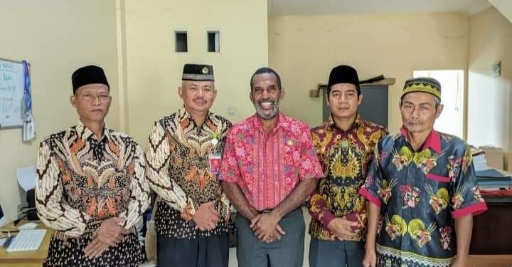Lengkapi Berkas Penerimaan Dana Hibah Pengurus Masjid Al-Mubarok Temui Kesbangpol Manokwari