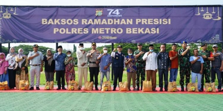 Kapolres Metro Bekasi Dan Forkopimda Kabupaten Bekasi Berikan Baksos Ramadhan Di Lapangan Plaza Pemda
