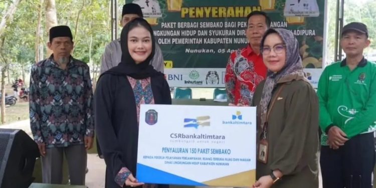 Bupati Laura Membagikan Paket Sembako dan Bingkisan Lebaran Bagi Pekerja Lapangan DLH Dirangkaikan Dengan Syukuran Adipura