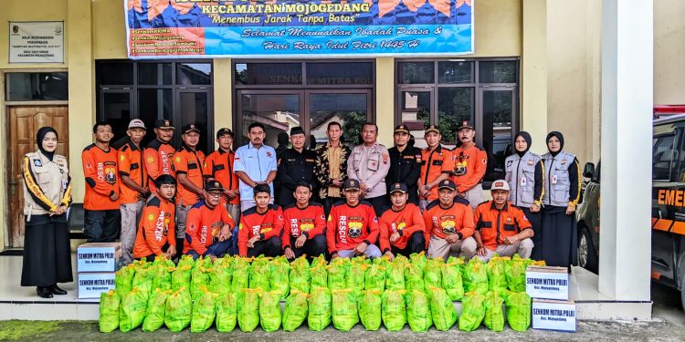 Berbagai Kasih di Bulan Ramadhan Senkom Mojogedang membagikan paket sembako