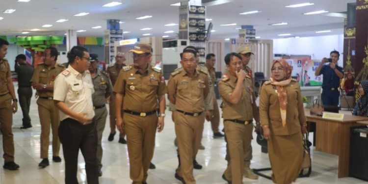 Pj Bupati Lampung Utara Drs. Aswarodi. M.Si Bersama Kadis Kominfo Gunaido Uthama dan OPD Kunjungi (MPP)