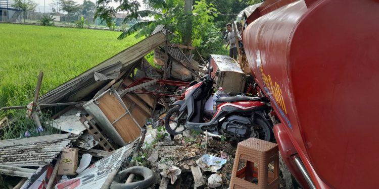 Diduga Mengantuk Sopir Tengki Pengangkut Air  Menabrak Warung Di Pinggir Jalan Baru 