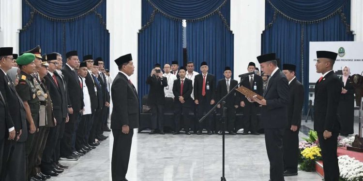 Bey Machmudin Kukuhkan Adi Gemawan sebagai Kepala Perwakilan BPKP Jabar