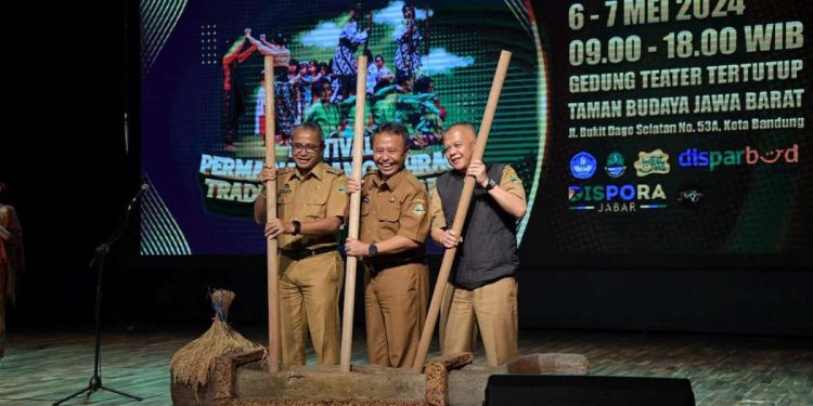 Buka Festival Permainan dan Olahraga Tradisional Jabar 2024