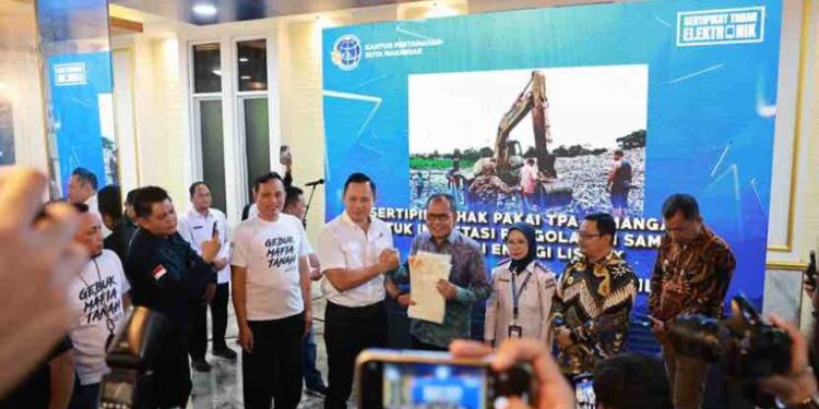 Pemkot Makassar Terima Sertifikat Elektronik Senilai Rp3 Triliun dari Menteri AHY