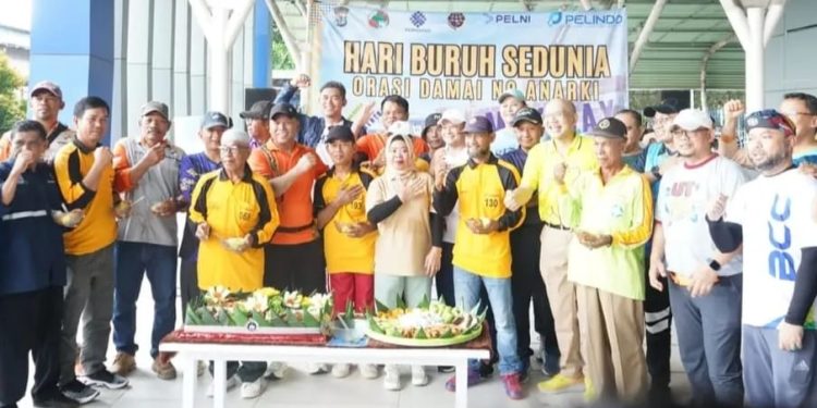 Peringati Hari Buruh Sedunia, Polres Nunukan Gelar Jalan Santai Bersama TKBM Pelabuhan Tunontaka