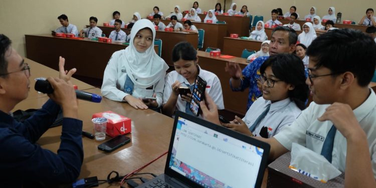 Penyelenggaraan Literasi Digital Hari Pertama, Diskominfo SP Menyambangi SMAN 1 Kota Surakarta